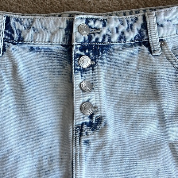Acid Wash exposed buttons high waist button fly denim shorts. - Picture 2 of 6